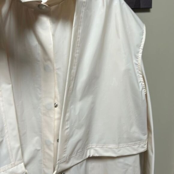 Cream Trench Coat with Classic Collar and Oversized Fit - Picture 14 of 16